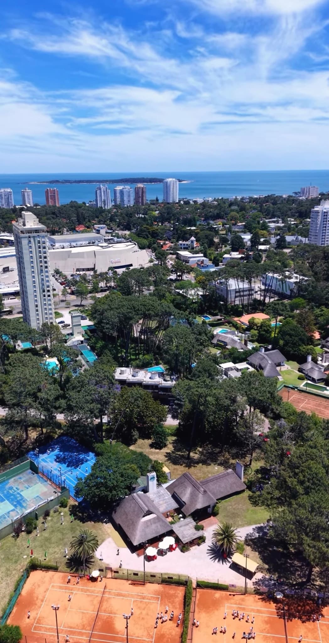 Vista del mar, el entorno urbano y el complejo de canchas